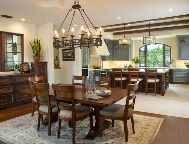 Colonial style dining room 